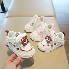 子供の運動靴春秋の新型の2025柔らかい底の女の子の板靴のカジュアルシューズの幼稚園の白い靴の赤ちゃんの靴