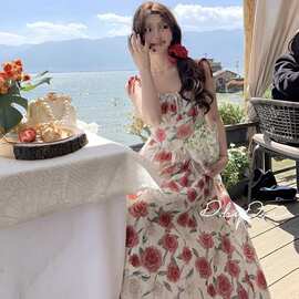 茶歇法式超好看连衣裙女夏季2026新款海边度假红色碎花吊带裙长裙