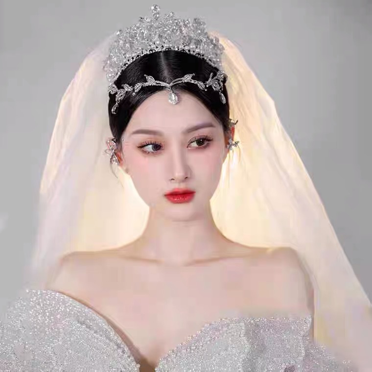 Title 4, Copricapo design abito da sposa atmosferico in ...