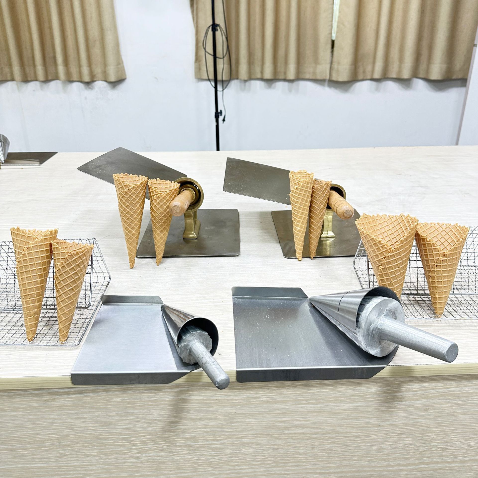 Colección de herramientas: rollos de helado, los cuencos de helado en forma de cuenco, en forma de canasta de flores, están disponibles en aluminio, cobre, madera, etc.