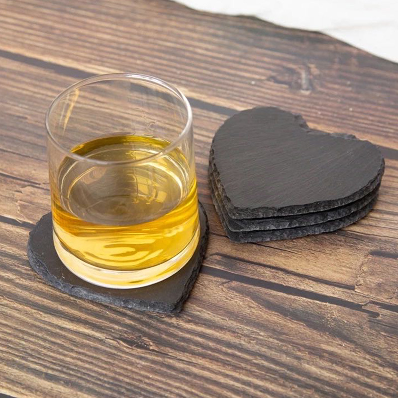 Fábrica al por mayor de estilo europeo en forma de corazón Placa de posavasos pizarra negro natural roca montaña almohadilla de aislamiento térmico de Esquisto