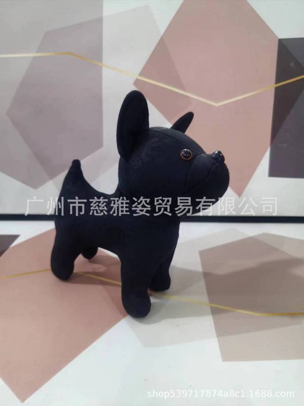 卸売り法斗の子犬の子供の人形の自動車の客間は人形のぬいぐるみのおもちゃの祝日の贈り物を並べます。|undefined