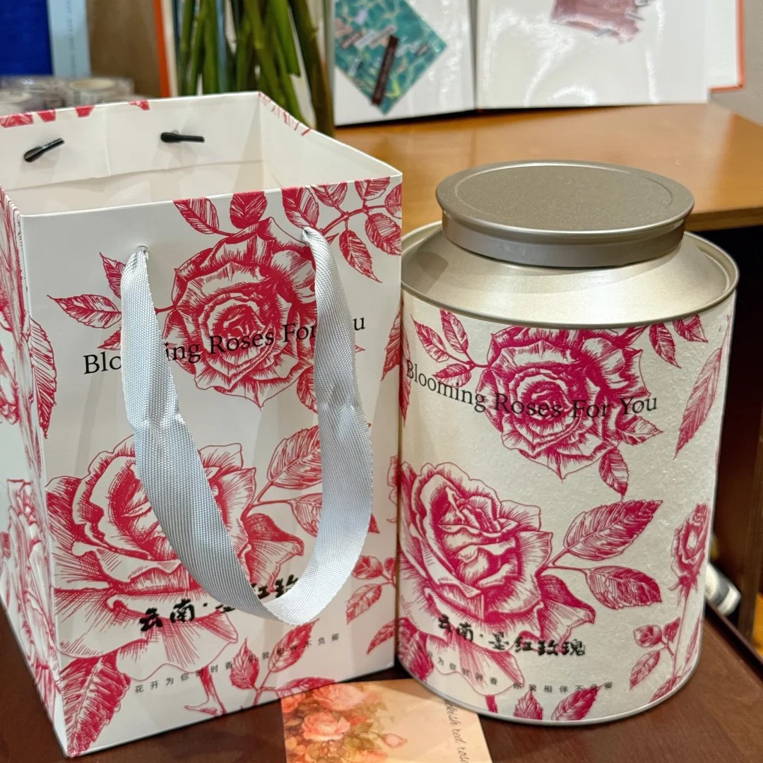 Yunnan Freeze-Dried Mo Hong Rose Buds 120g Jar Edible Flower Tea Gift in use