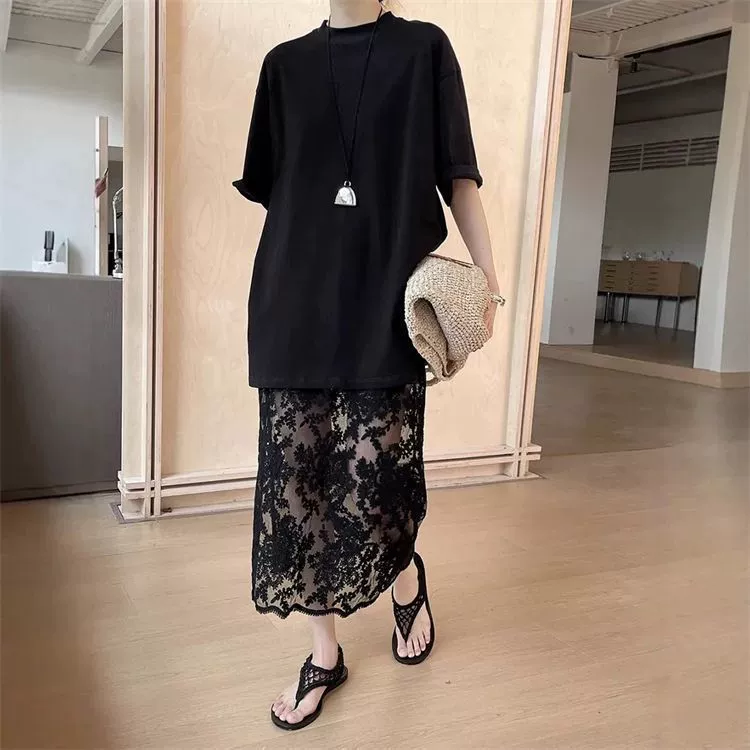 Летний костюм для женщин 2025 года, кружевной свободный юбочный комплект, новый нишевый дизайн, стройнящий силуэт и модный двухкомпонентный набор