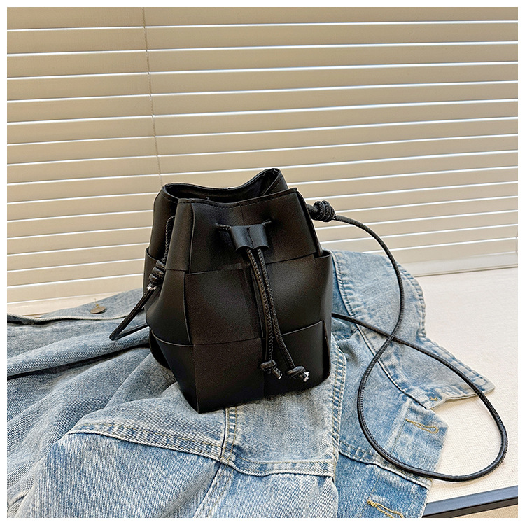 Internet famous handbag for women in 2024, high-end drawstring woven shoulder bag with large capacity, trendy and fashionable crossbody bucket bag_voghion.com