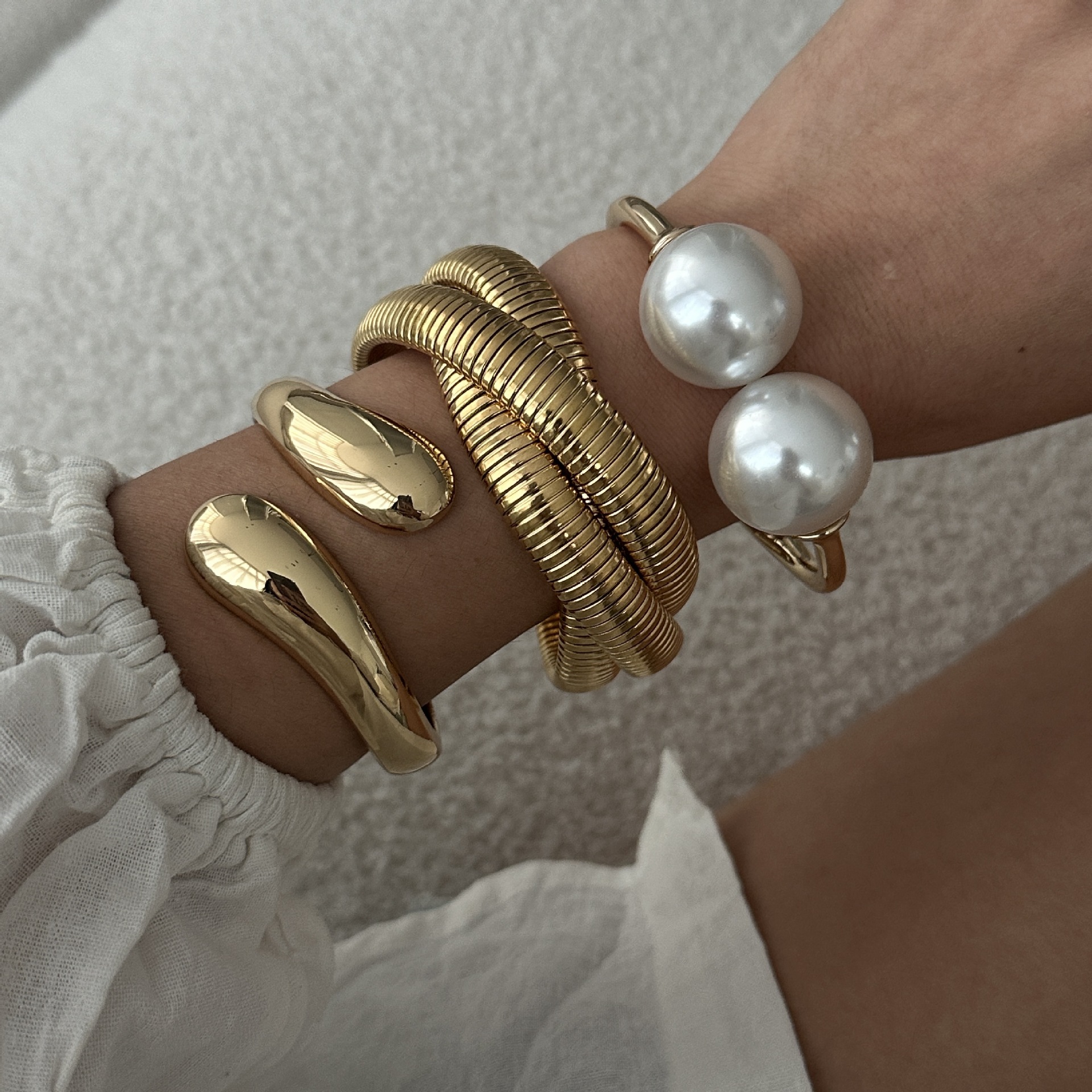 45g Weight Silver Plated Plating Material Bangle Classification Alloy Chain Material 1 Piece Quantity Casual, Daily Occasion Metal Material Solid Color Pattern Women's, Men's Gender Plating Design Elegant, Vintage Style Style Gold Color Europe And America Fashion Trend Open-Ended Bracelet Metal Texture Pearl Design Bracelet 无