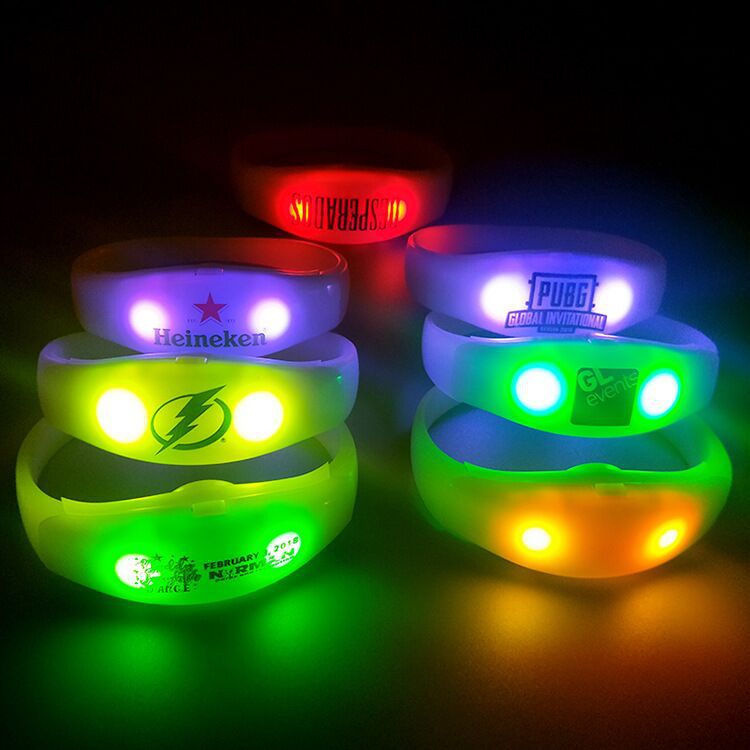 Pulsera luminosa 15 colores control remoto intermitente transformación DMX apoyo atmósfera accesorios reunión anual fiesta fiesta regalo de celebración
