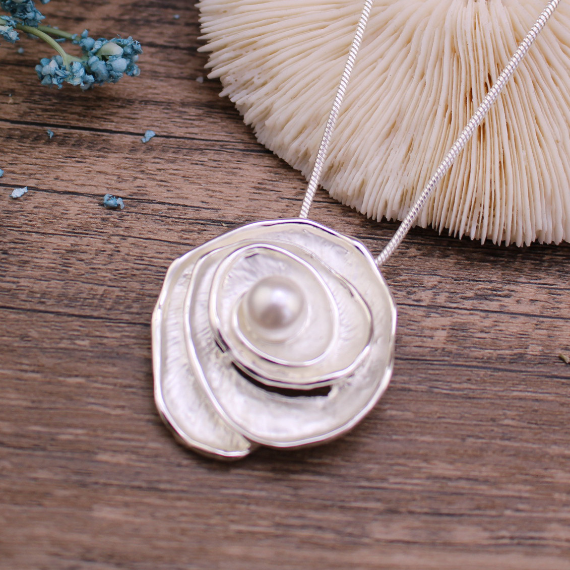 Elegant Flower Artificial Pearls Zinc Alloy Wholesale Pendant Necklace display picture 5