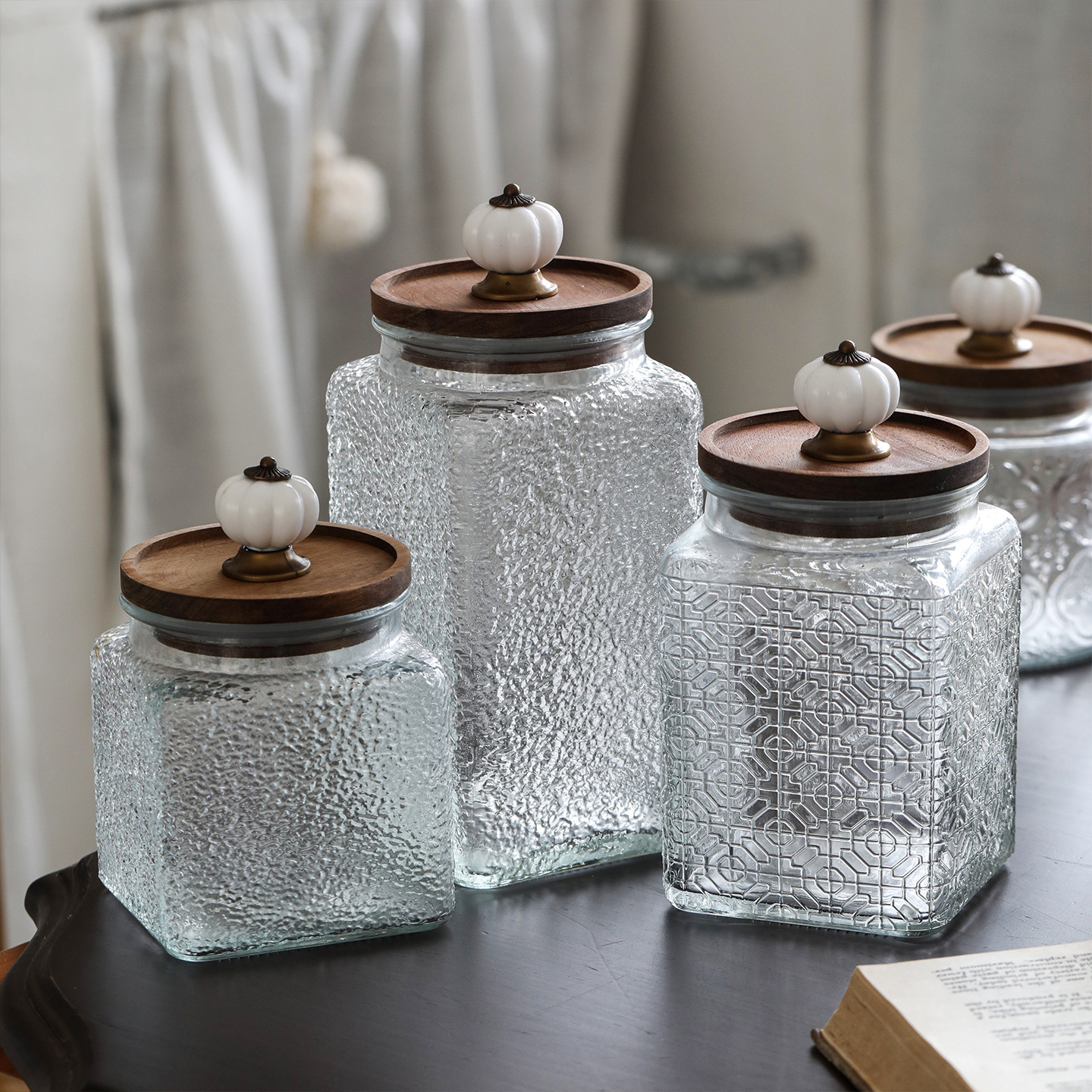 700ml vintage glass sealed jar, transparent, for kitchen use, for storing and organizing dried fruits and snacks, in stock