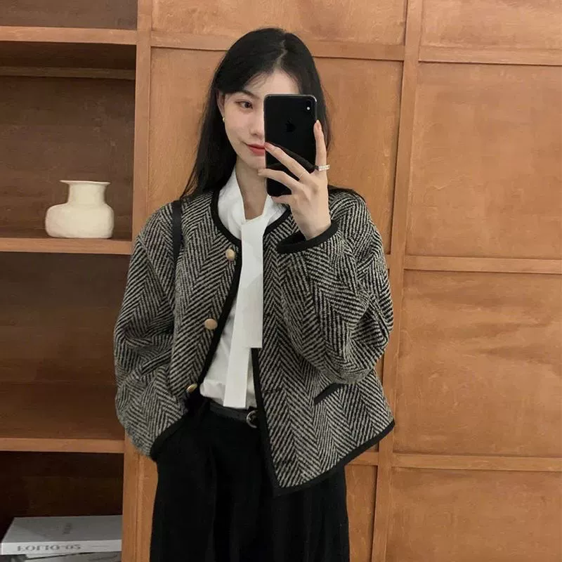 Ретро черная осень короткая куртка, французский стиль, стиль Chanel, высокий уровень, городской стиль 2025 года