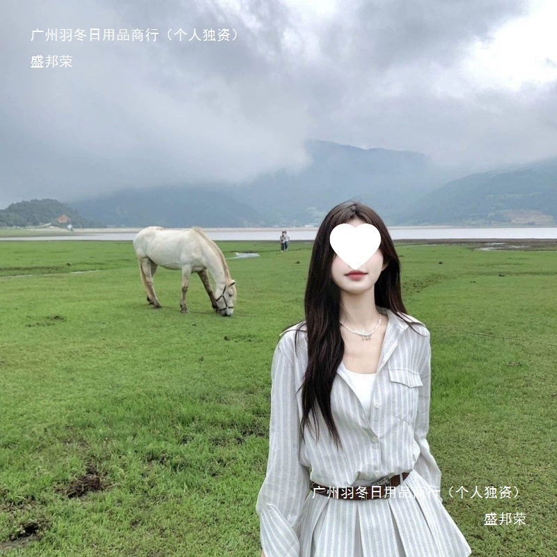 Wilderness Ruminations: полосатое платье-рубашка с длинными рукавами в стиле Old Money, элегантным плиссированным дизайном и короткой юбкой, подчеркивающей талию.