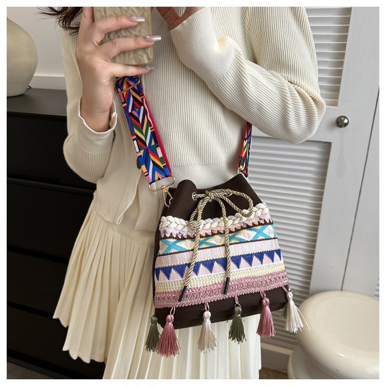 Women's Medium Canvas Geometric Ethnic Style Tassel String Bucket Bag display picture 34