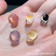 うつ伏せになります。猫の指輪の彫刻部品です。