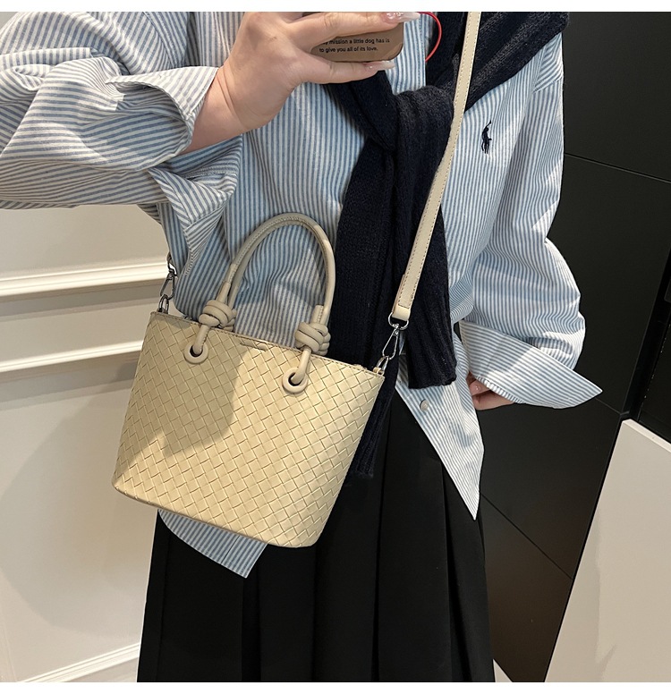 A simple and elegant bucket bag for women, a Korean-style single-shoulder bag for commuting to work in 2025, a new trendy and fashionable crossbody bag undefined