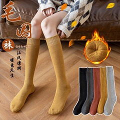 グレーのストッキングは厚い保温ストッキングの女性の毛輪のすねの靴下の純色のタオルの靴下の秋冬の睡眠の靴下を厚くします。