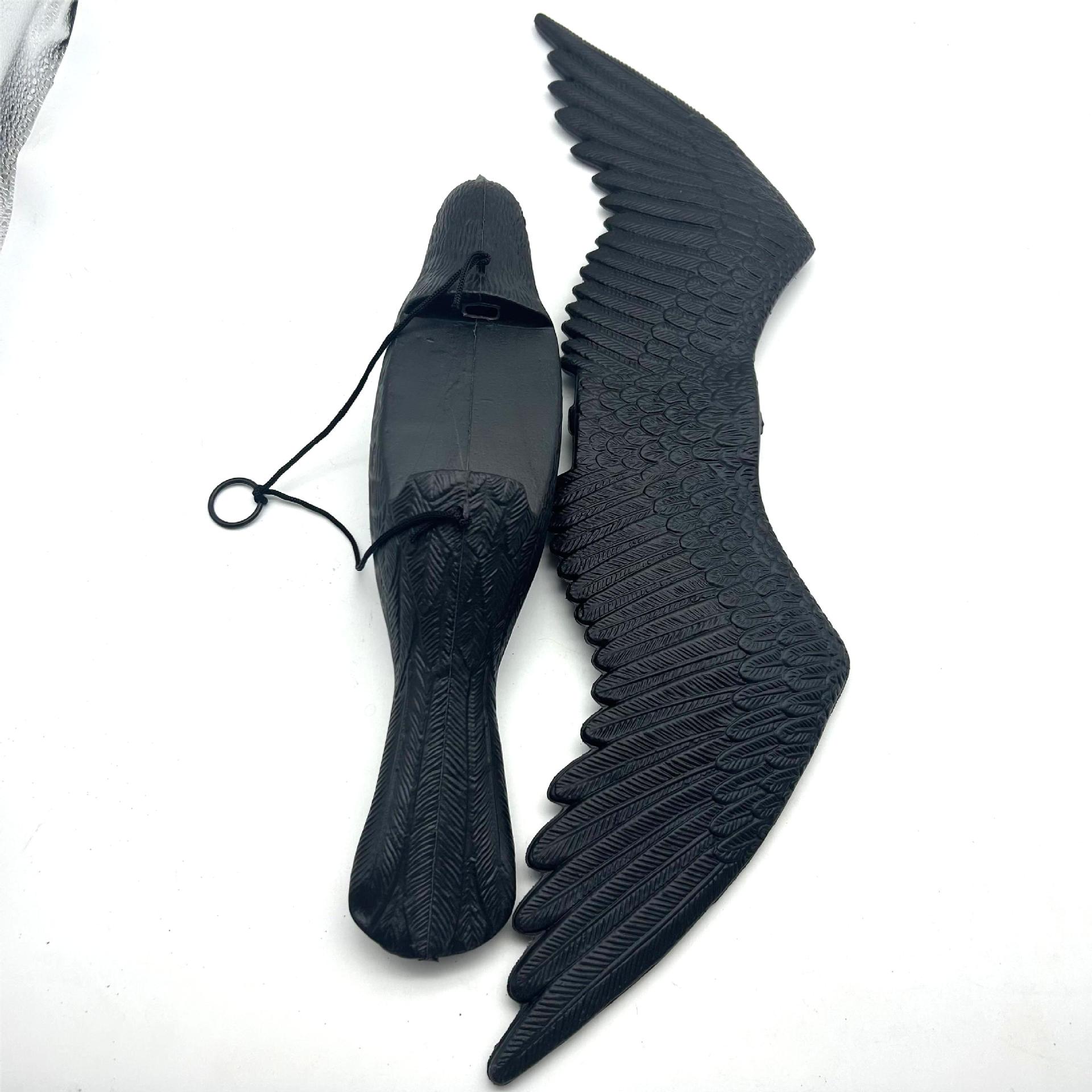 Suministro exclusivo transfronterizo de decoraciones de cuervos voladores, cuervo volador de plástico realista con alas.