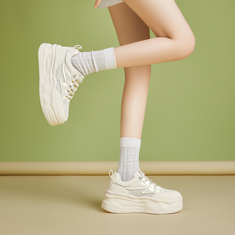 Augu Shi Deng red zapatos blancos para mujeres 2025 nuevo estilo de verano estilo universitario muffin zapatos deportivos de suela gruesa zapatos de skate ligeros