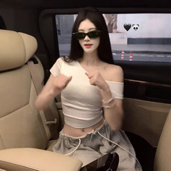 女性のためのスラッシュネックピンチウエスト半袖Tシャツ2025新しい夏の韓国スタイルウエスト痩身オフショルダーテクスチャードトップシック