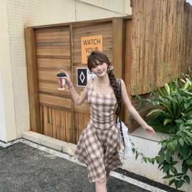 复古撞色格子纹吊带连衣裙女夏季收腰显瘦修身A字裙短裙子时尚
