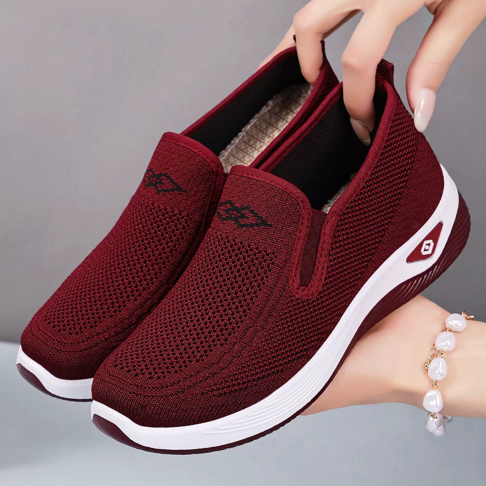 Женская летняя обувь, старая пекинская тканевая обувь, трансграничная дышащая, не утомляющая, легкая, удобная, повседневная, обувь для мам среднего и пожилого возраста.