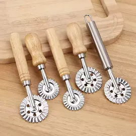 擀面杖;手动打蛋器;饼干模具