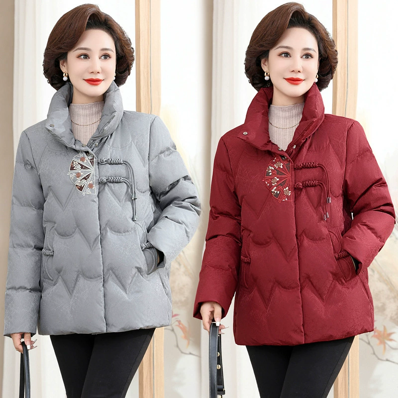 Мама пуховик короткий 2024 новый зимний вышитый топ среднего и пожилого женского возраста теплый национальный ветер куртка