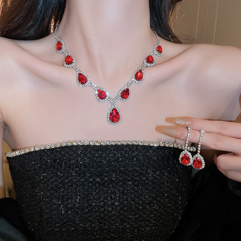 Borla de gota de agua incrustada en diamantes de dos piezas europea y americana exagerada luz lujo elegante cadena de clavícula collar de alto grado fabricante de joyas femeninas