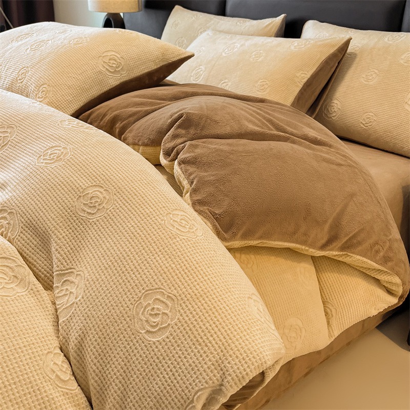 Cama de terciopelo de leche tallada gruesa de cuatro piezas de invierno cálido de coral franela edredón sábana de tres piezas