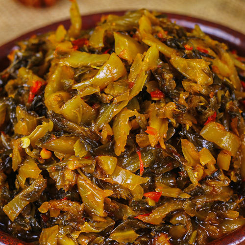 Wholesale pickled mustard greens from a traditional earthen jar, homemade Yunnan sour pickled vegetables, a local specialty from Miedu, sour and spicy fish.