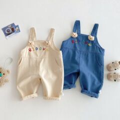 子供のファッションのバックパンツ2025の新型の春の男の子の熊のジーパンの女の子のズボンの赤ちゃんの柔らかい春の服