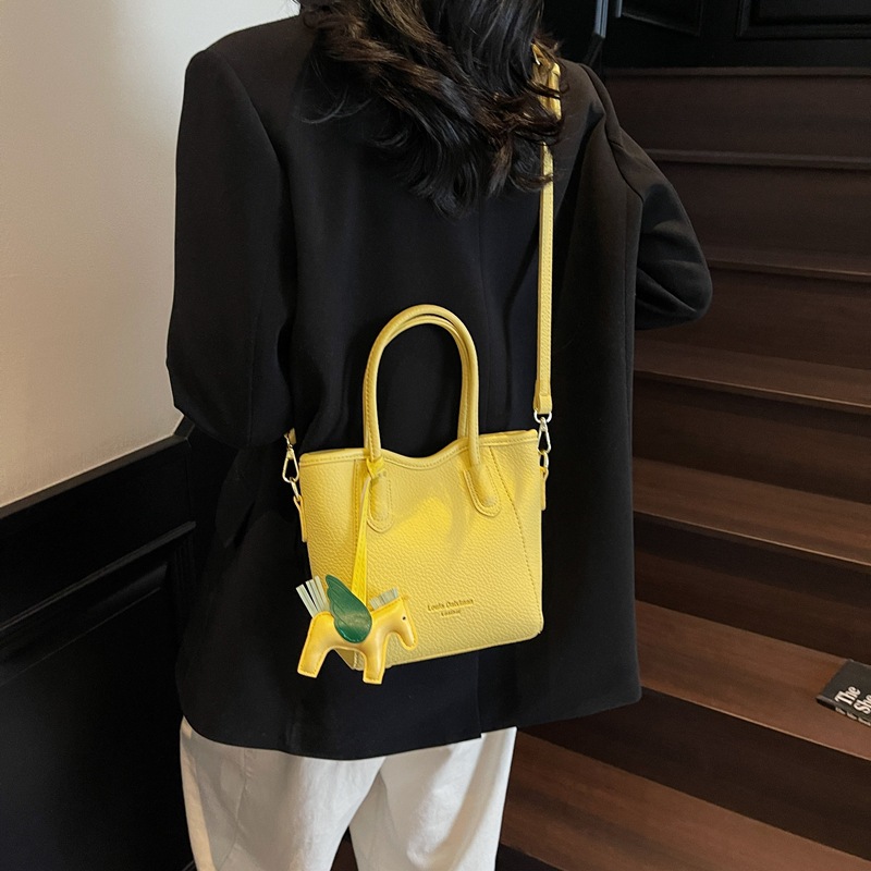 Bolsa de cubo portátil de estilo occidental de alta calidad para mujer 2025 nuevo bolso de mensajero de hombro de viajero de estilo explosivo de moda salvaje