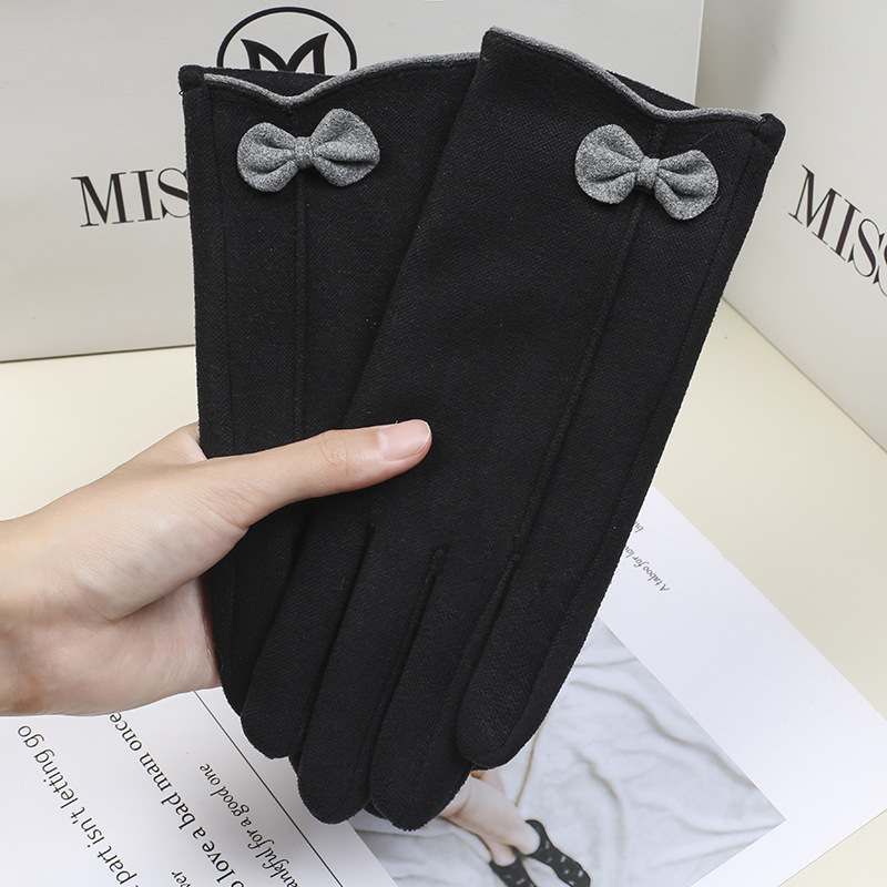 春秋の保温手袋の女性は運転して防寒します。