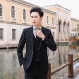 Màu đen (áo một nút + áo vest + quần)