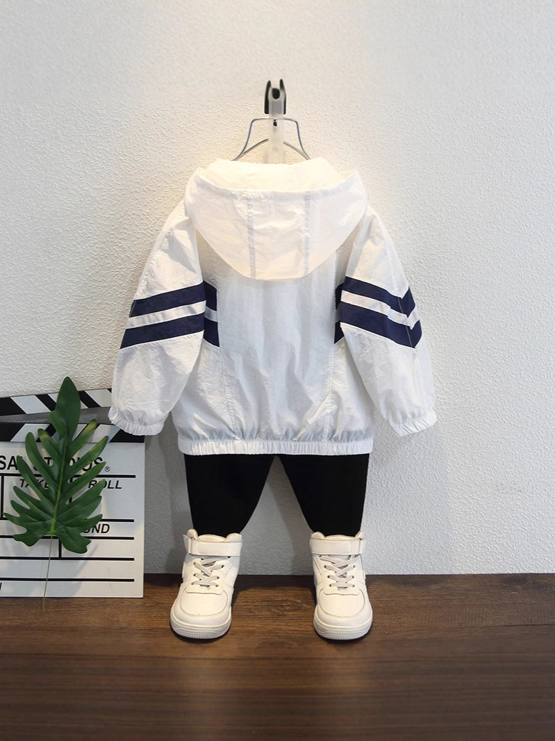 7902 Ropa infantil para niños, ropa de verano con protección solar, nuevo estilo 2026, ropa ligera para niños pequeños y medianos, chaqueta para bebé
