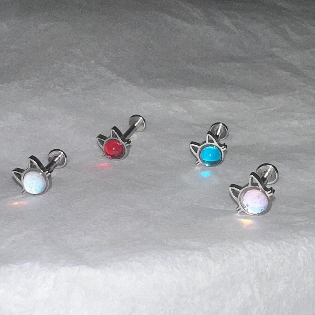 Piercings de cartilagem para lábio e orelha em formato de gato, aço titânio laqueado brilhante, acessórios para piercing transfronteiriços europeu-americano, Yiwu_voghion.com