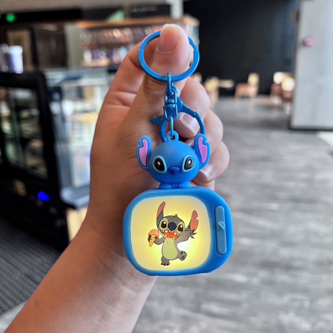 Dibujos animados anime Stitzi llavero estudiante mochila escolar colgante bolso colgante colgante máquina de garras evento pequeño regalo al por mayor