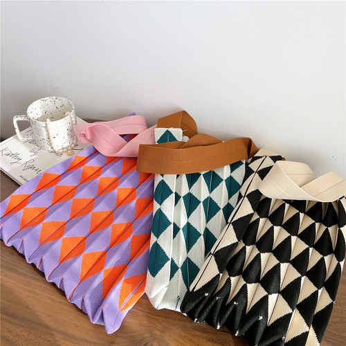 Korean ins niche design two-color plaid foldable shoulder bag for women, fashionable and versatile knitted accordion pleated bag