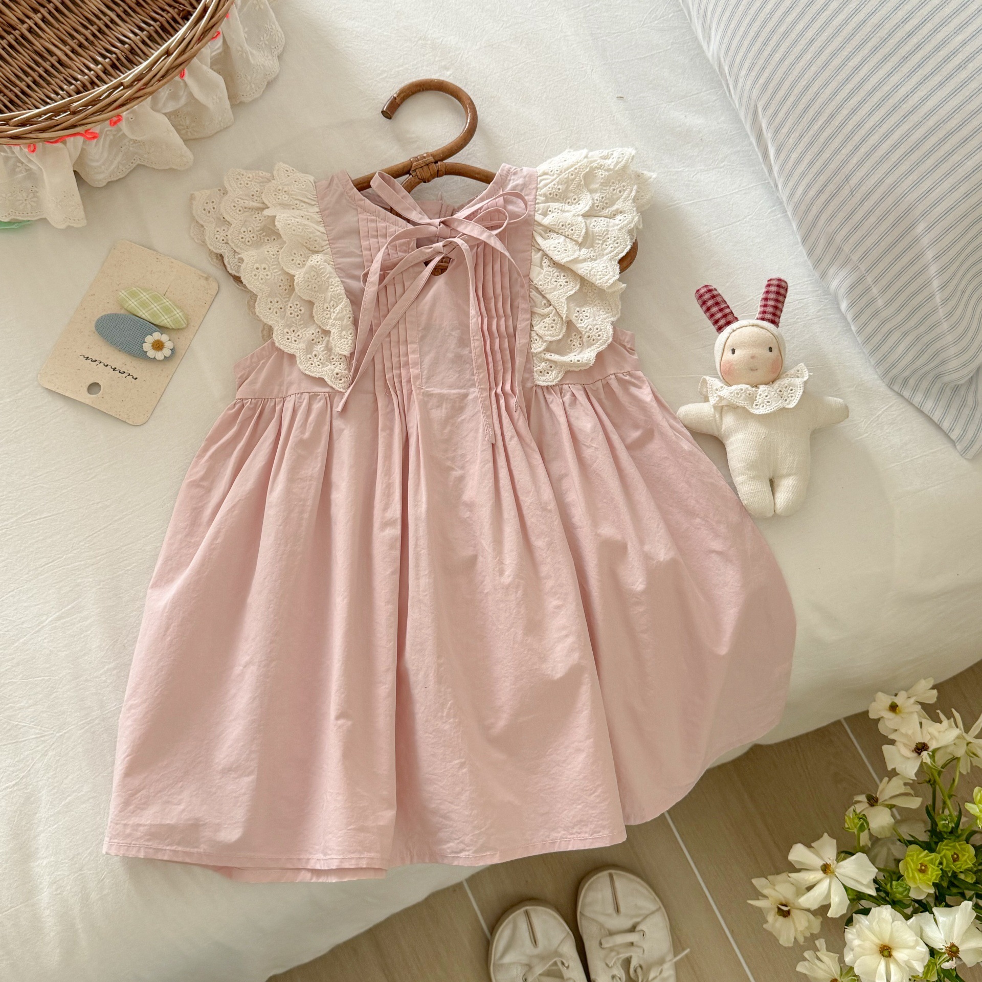 Vestido de siete niñas de limón salado, vestido de princesa de manga voladora hueca retro para niños de verano, vestido de encaje de niña rosa dulce