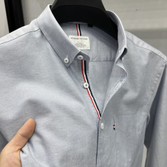 規格品のトミーのシャツの男性の長袖は襟の上着をひっくり返します。