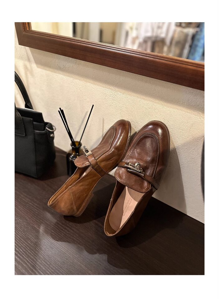 Giày lười nữ da bò khóa kim loại phong cách Anh, mũi tròn, gót thấp 1–3 cm — màu nâu, màu đen chi tiết 31