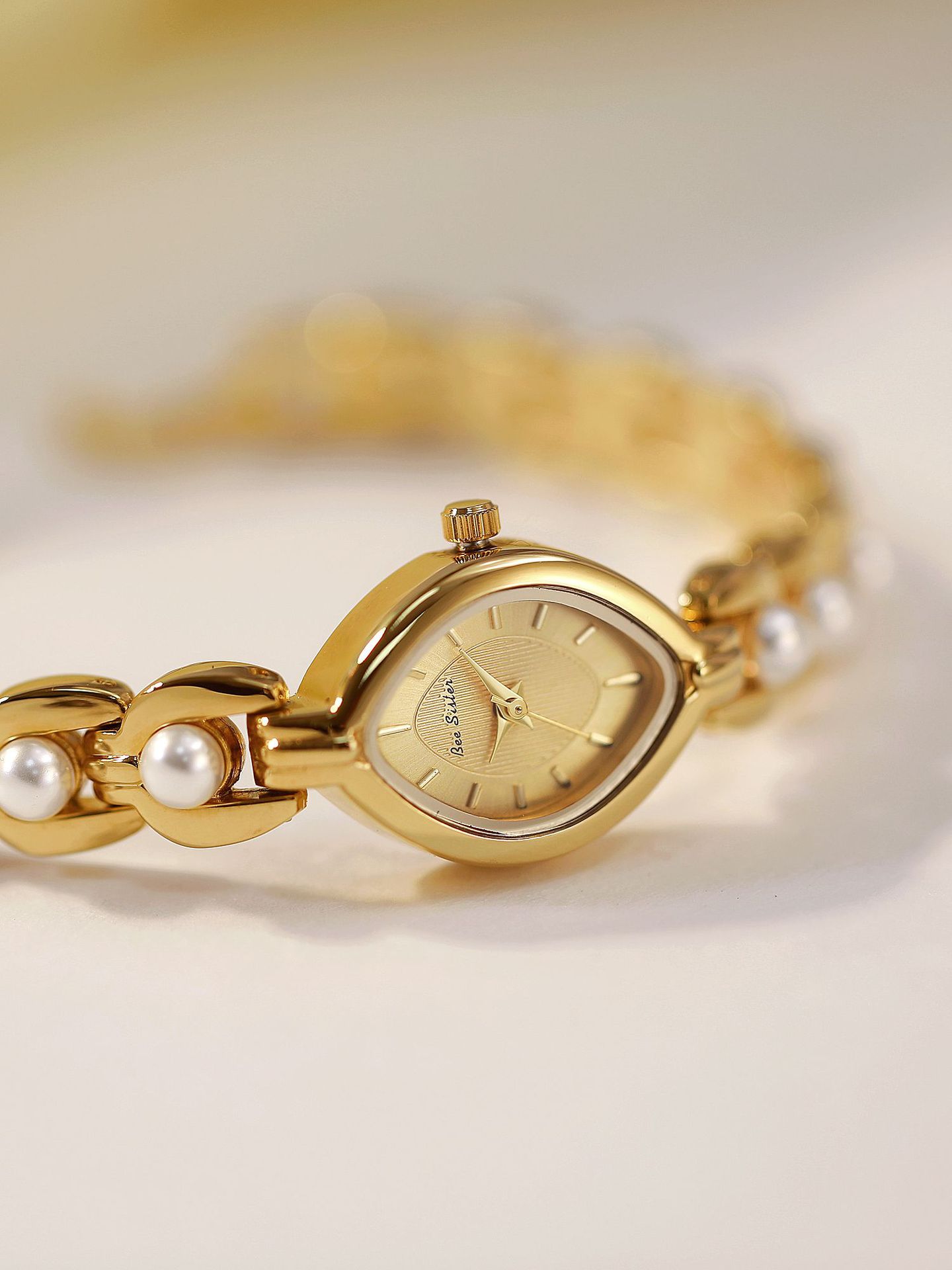 45g Weight Tempered Glass Mirror Material Alloy Strap Material Watch Classification Pointer Display Type Jewelry Buckle Buckle Style Diamond Dial Shape Daily, Street Occasion Quartz Movement Solid Color Pattern All Seasons Season Women's Gender Casual, Commute Style Casual Commute Solid Color Jewelry Buckle Quartz Watch 9