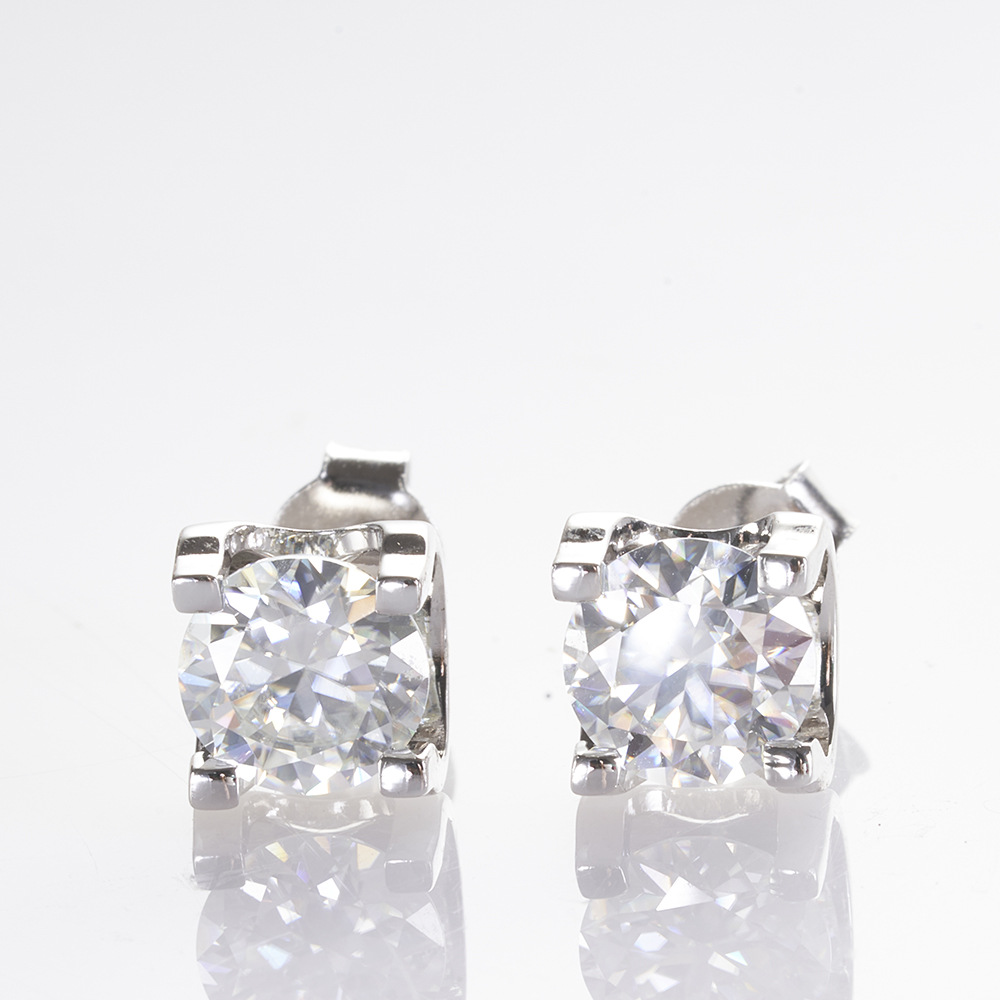 Pernos de piedra moissan S925 pernos de plata esterlina de moda toro cuatro garras pernos de diamante fábrica directa de una pieza