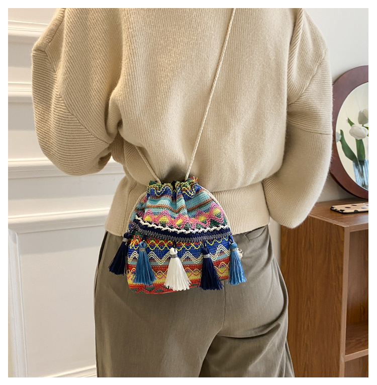 The 2022 new trendy and fashionable fringed bucket bag, a single-shoulder personalized crossbody bag with ethnic style undefined