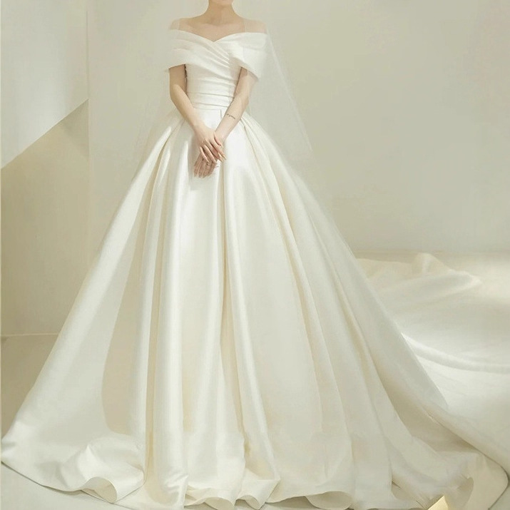 White Vintage Off-The-Shoulder Court-Style Trailing Wedding Dress for the Bride, Elegant Satin Gown with a Light Tulle Slim Fit