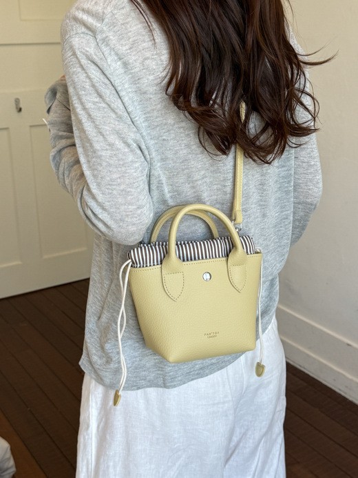 Este año, la popularidad de la bolsa de cubo de agua de litchi, la mujer de verano, el nuevo diseño de cuerda de tracción, la bolsa de viaje diaria, la bolsa de mochila universal.