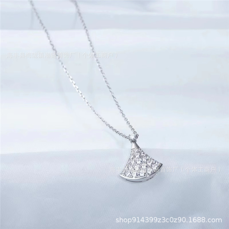 V金の小さいスカートのネックレスの女性の扇子の白い貝の母は18kのバラの金の扇形の玉髄のペンダントの鎖の代行をめっきします。