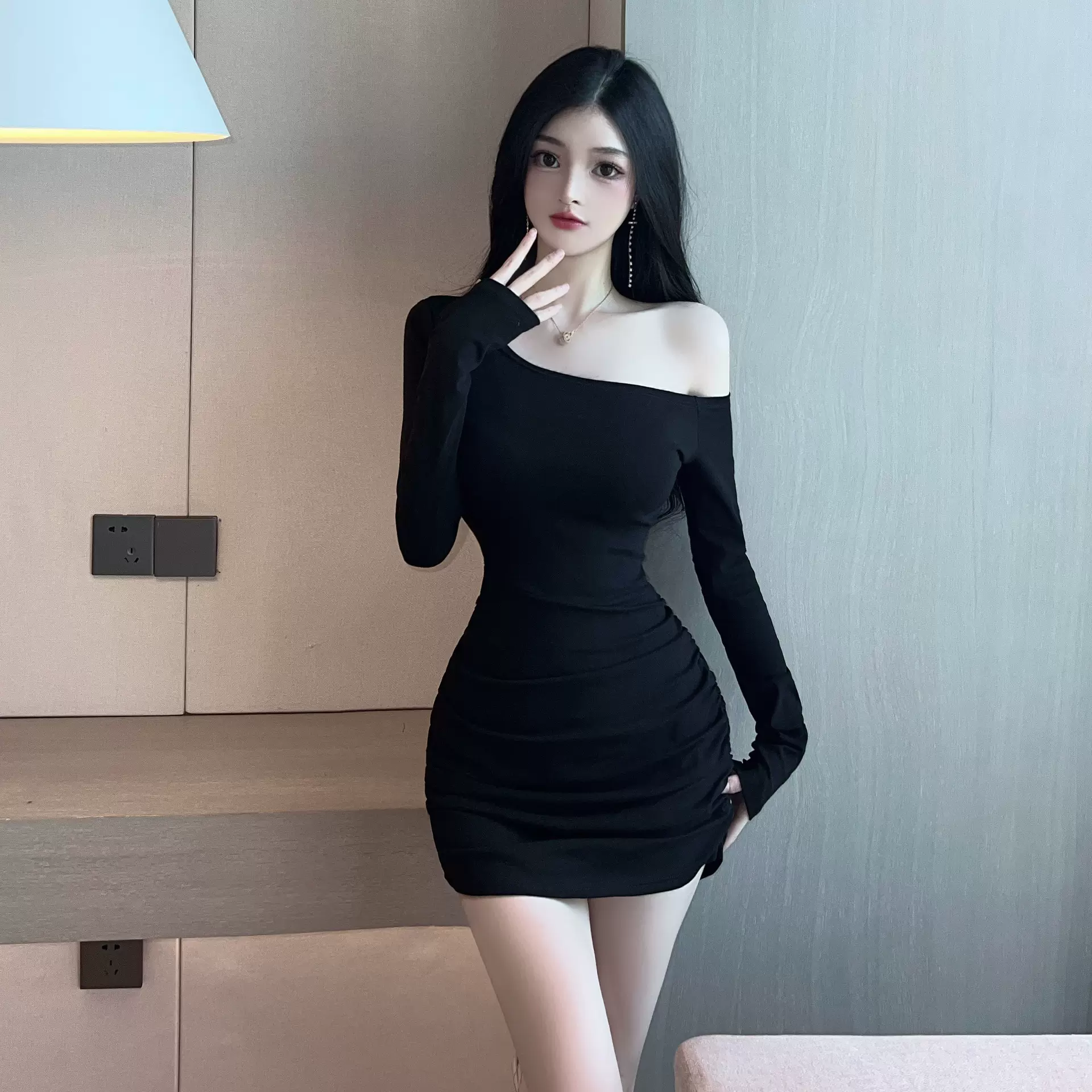 美式性感辣妹斜肩长袖连衣裙2025春装新款法式收腰显瘦打底包臀裙