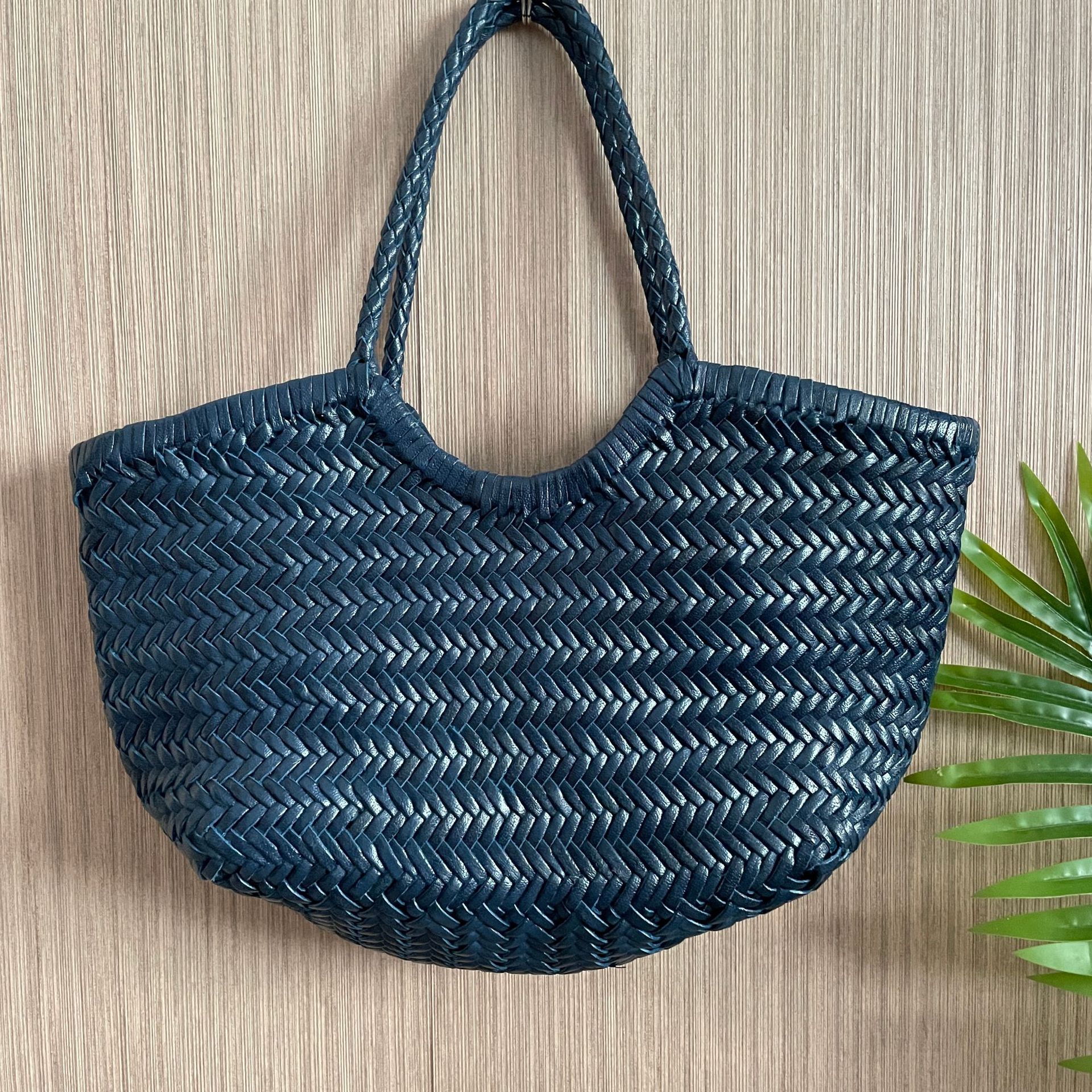 Buy quality Dragon Diffusion Head Layer Cow Woven Bag Genuine Leather