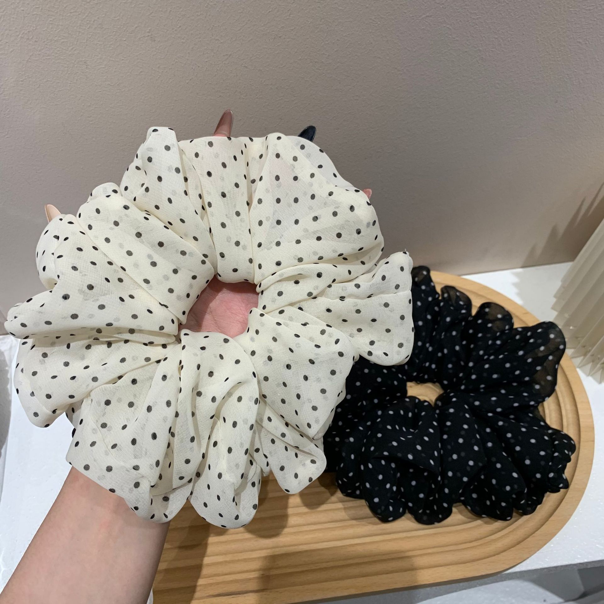 Scrunchie a pois stile coreano in garza per chignon grande_voghion.com