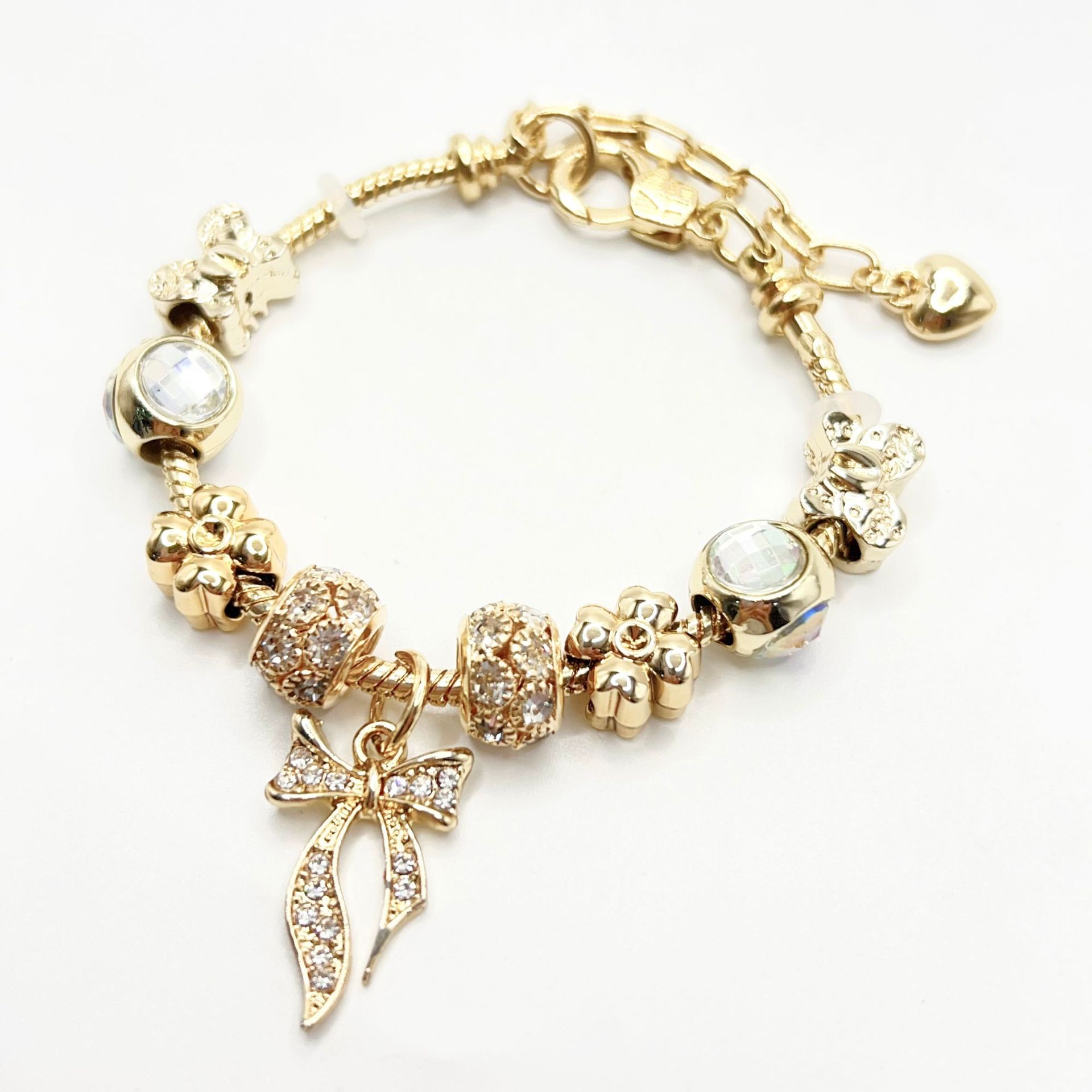 春夏の新型の小清新で甘い少女風のストライプの花の愛の蝶の数珠のブレスレットの透かし彫りのダイヤモンドの手の串